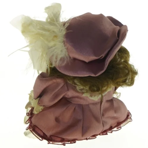 Porcelænsdukke med hat og fjerpynt (str. 16 x 8 cm)