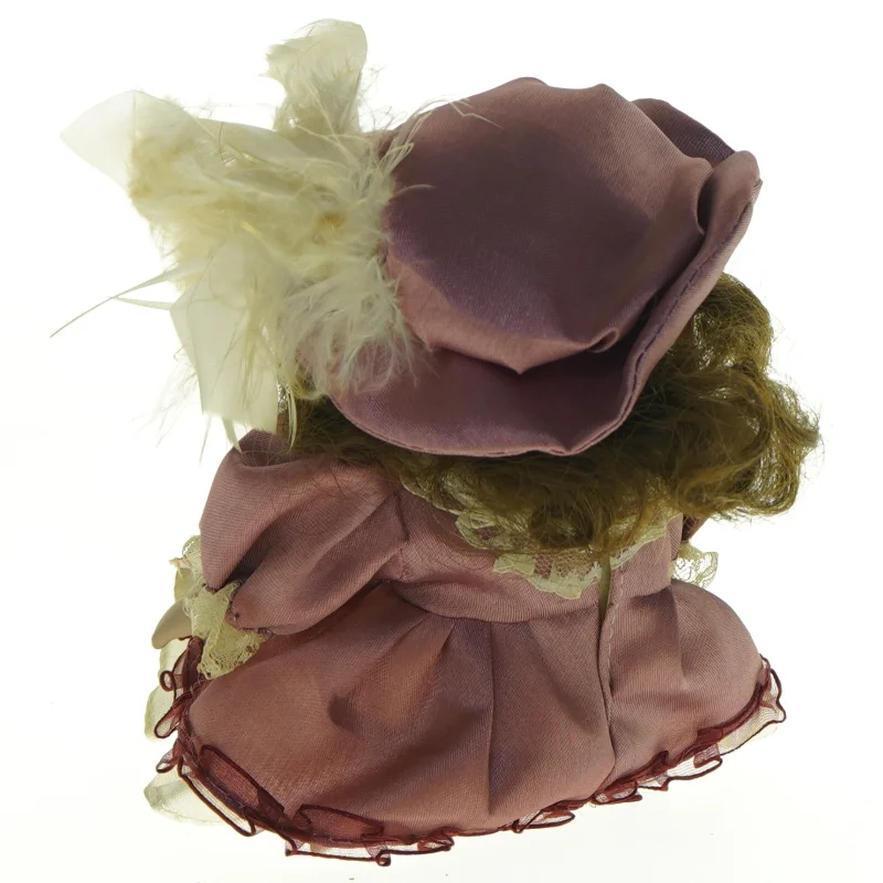 Porcelænsdukke med hat og fjerpynt (str. 16 x 8 cm)