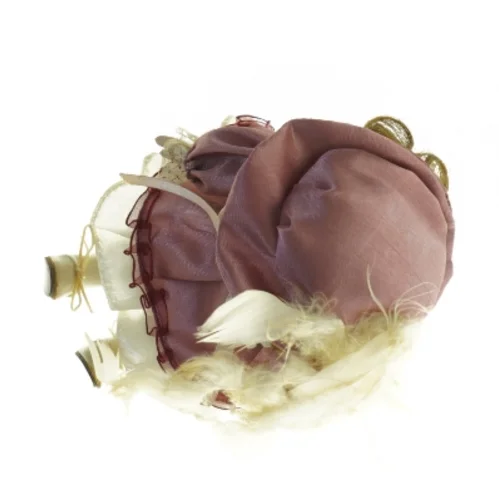 Porcelænsdukke med hat og fjerpynt (str. 16 x 8 cm)