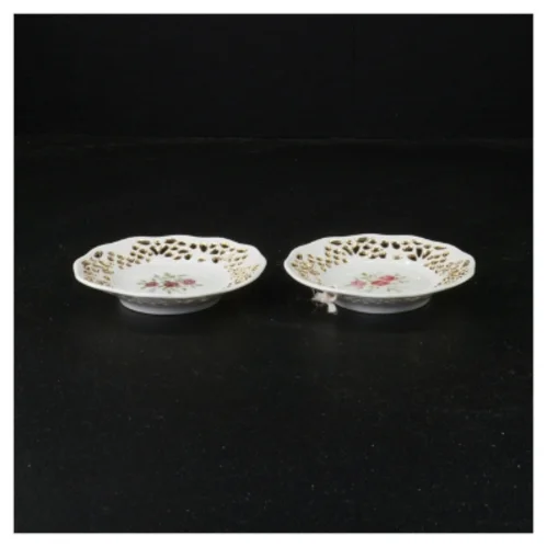 Små tallerkener med blomstermotiv (str. 10 x 10 cm)