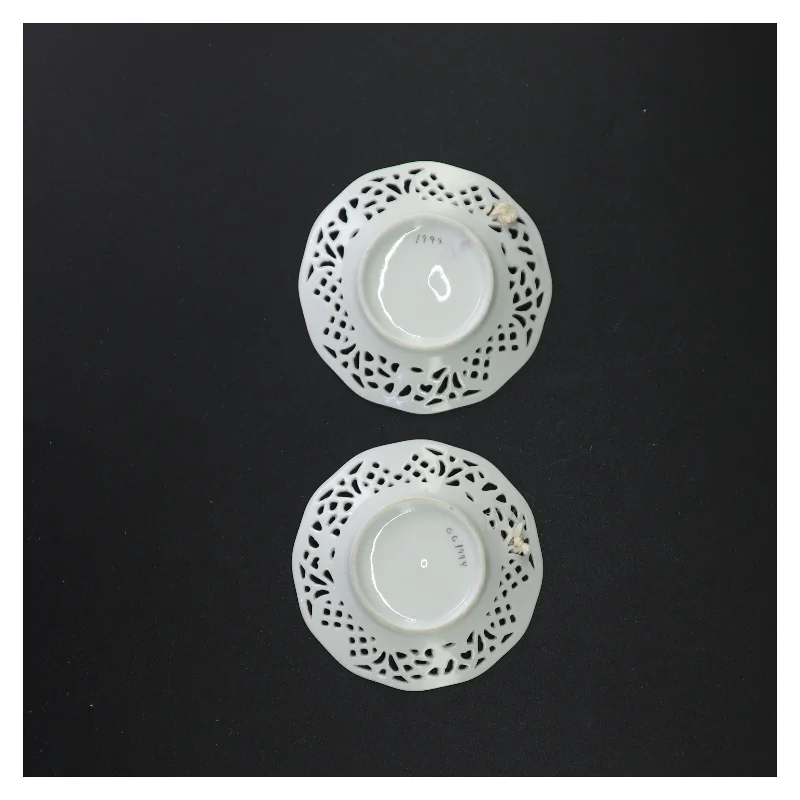 Små tallerkener med blomstermotiv (str. 10 x 10 cm)