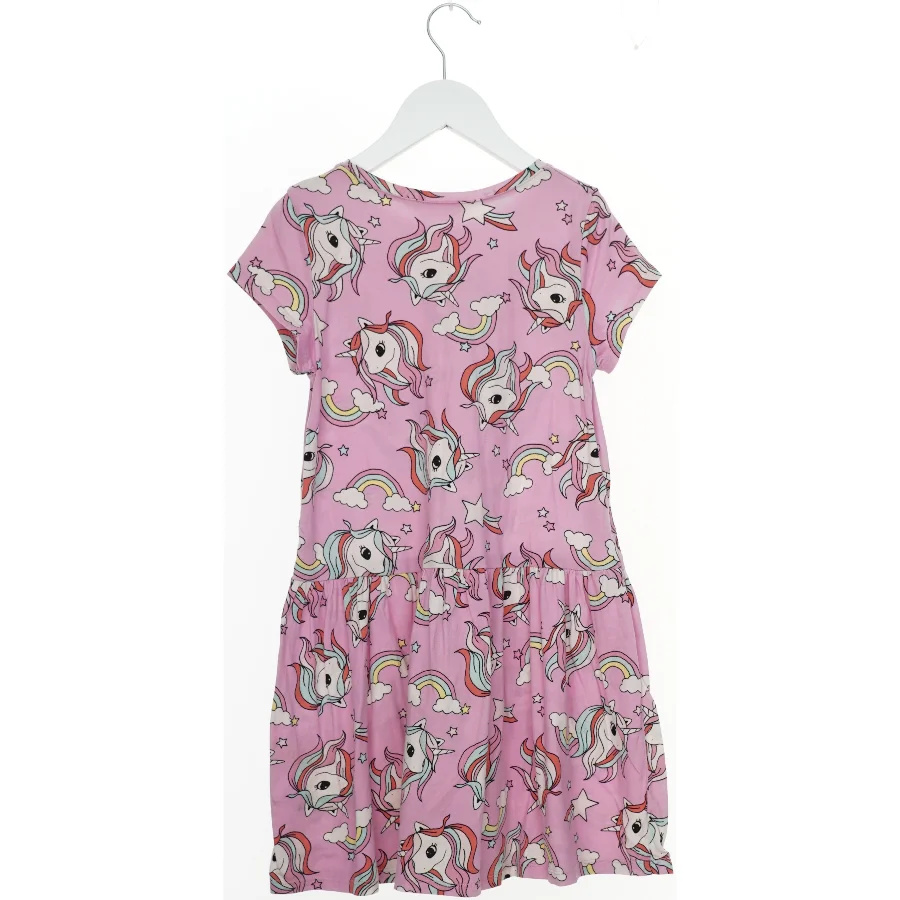 Lyserød kjole med enhjørningeprint fra H&M (str. 140)