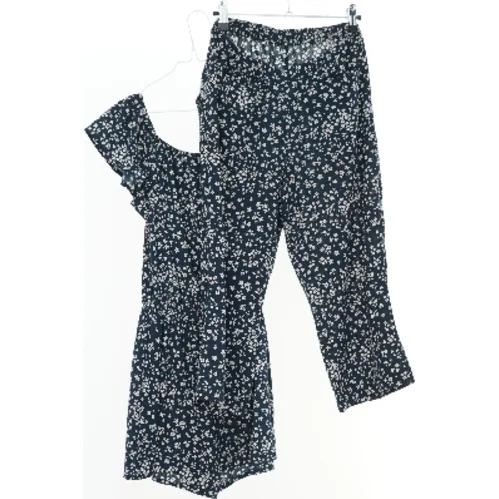 Blomstret buksedragt fra Name It (str. 146)