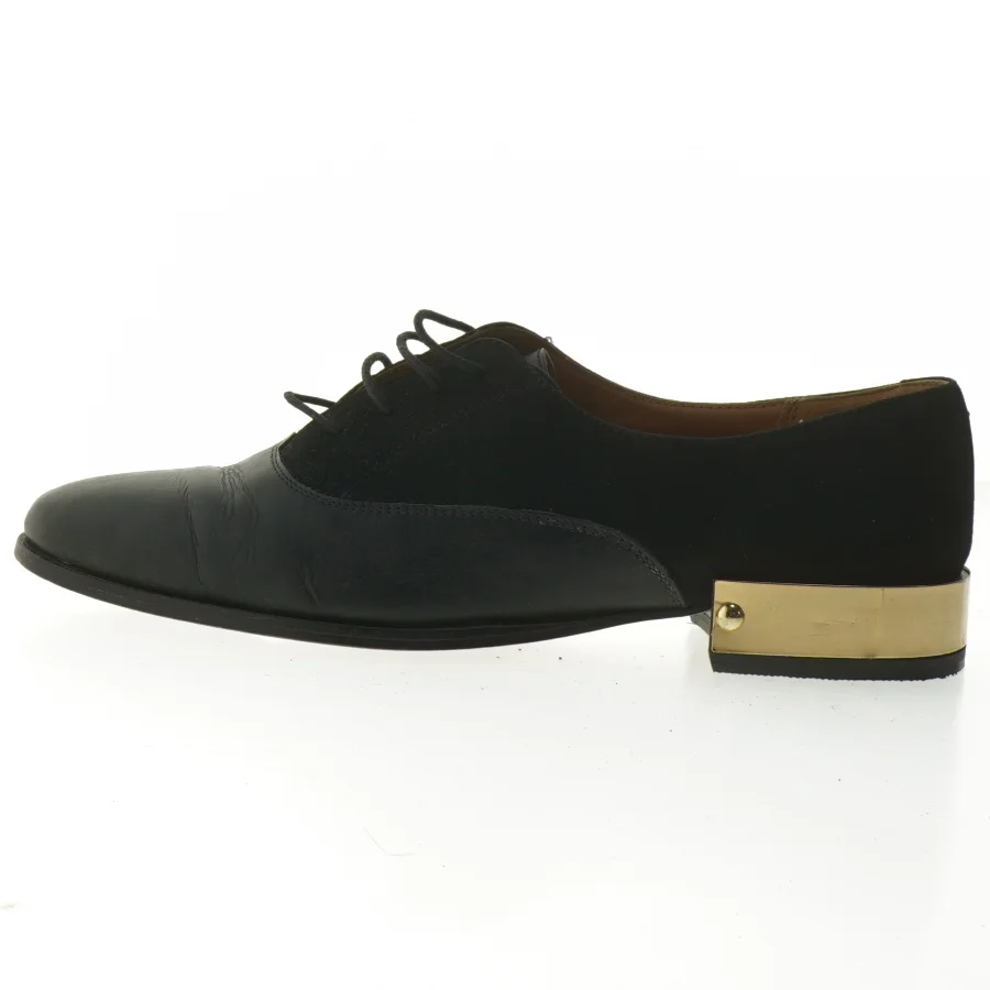 Sort sko med gulddetalje (str. 40 )