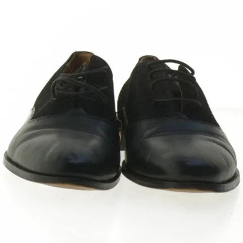 Sort sko med gulddetalje (str. 40 )