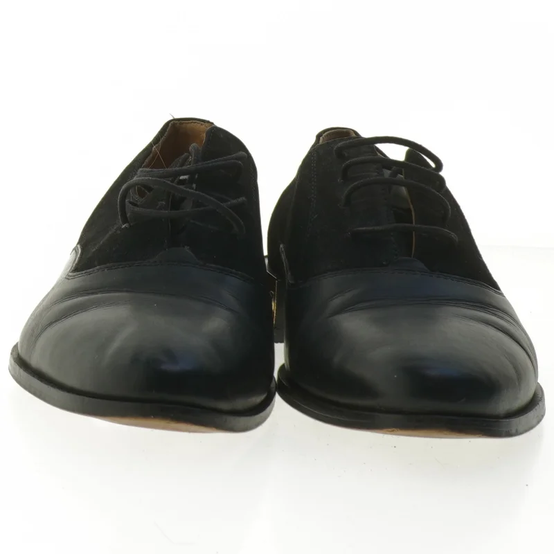 Sort sko med gulddetalje (str. 40 )