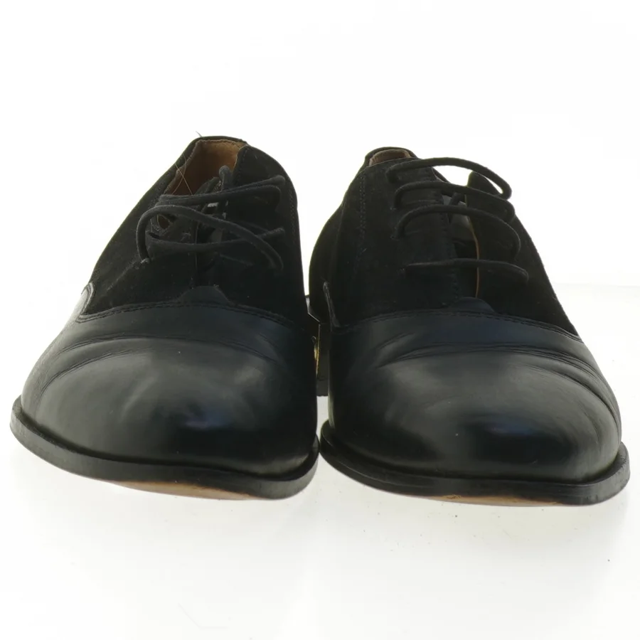 Sort sko med gulddetalje (str. 40 )