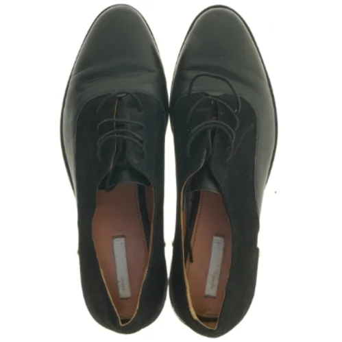 Sort sko med gulddetalje (str. 40 )