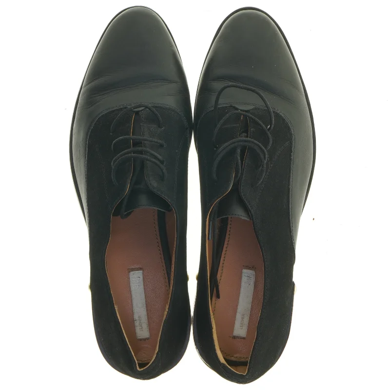 Sort sko med gulddetalje (str. 40 )