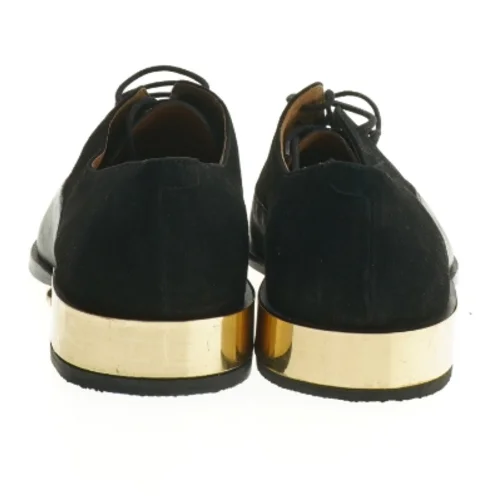 Sort sko med gulddetalje (str. 40 )