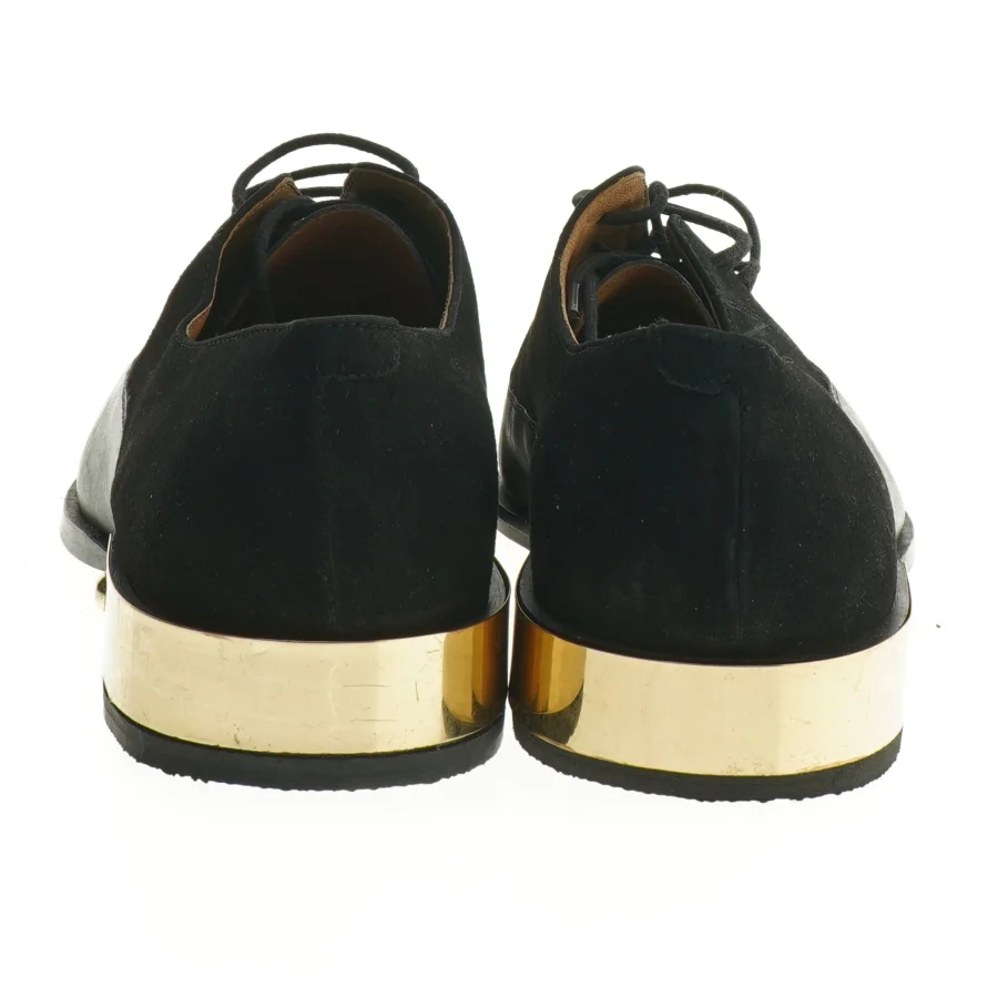 Sort sko med gulddetalje (str. 40 )