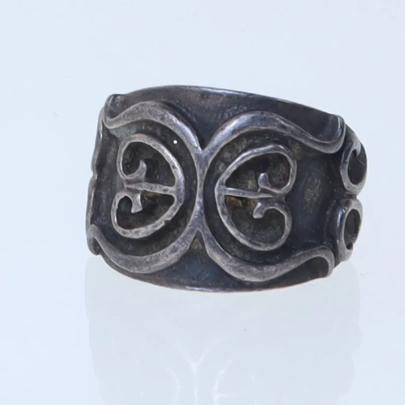 Dekorativt ring med mønster (str. 62 mm)