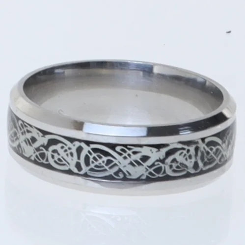 Ubrugt stor ring/fingerring med dekorativt mønster (str. 65 mm)