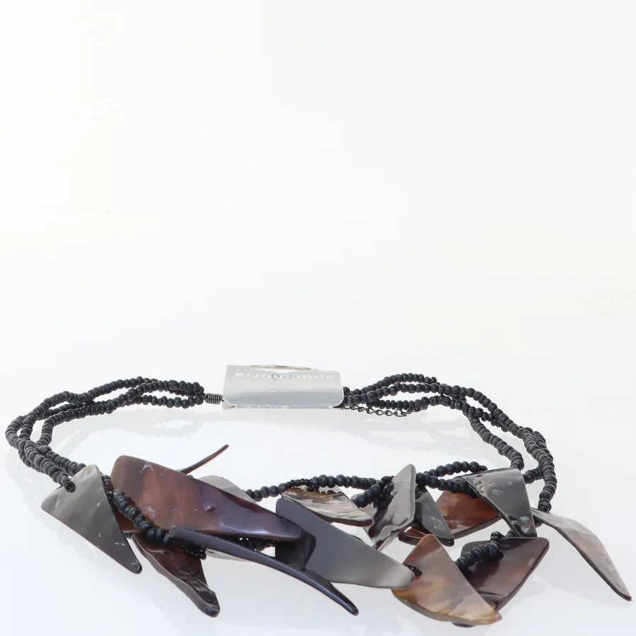 Halskæde med sort perlekæde og tandformede vedhæng fra Bijounique (str. 50 cm)