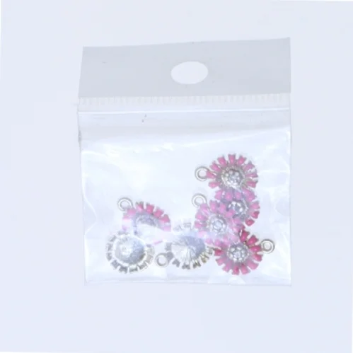 Små vedhæng med blomsterdesign