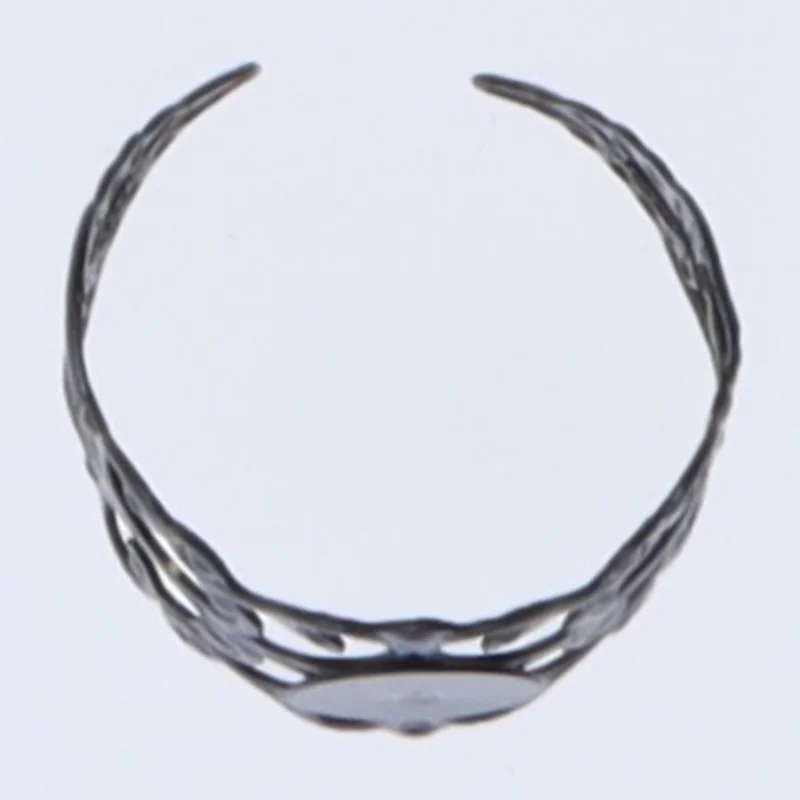 Sort dekoreret ring (str. 63 mm)