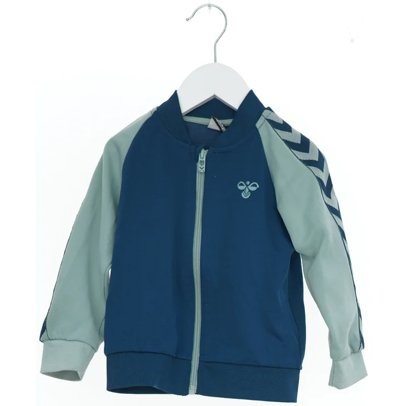 Børnejakke med lynlås fra Hummel (str. 92)