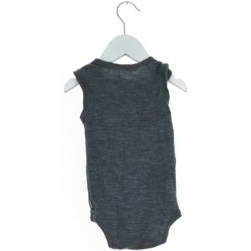 Grå bodystocking til baby fra 8O8 (str. 92)