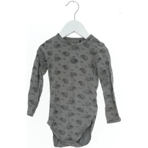 Langærmet bodystocking med pindsvinemønster fra Petit (str. 86)