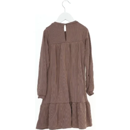 Langærmet stribet kjole fra Pomp de Lux (str. 116)