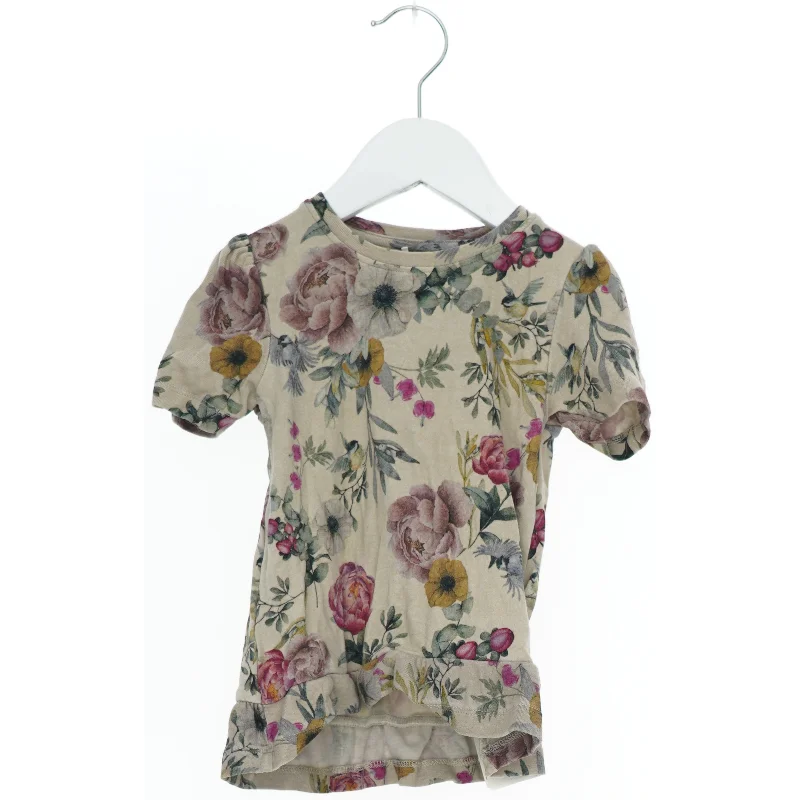 Bluse med blomstermønster fra Name It (str. 104)