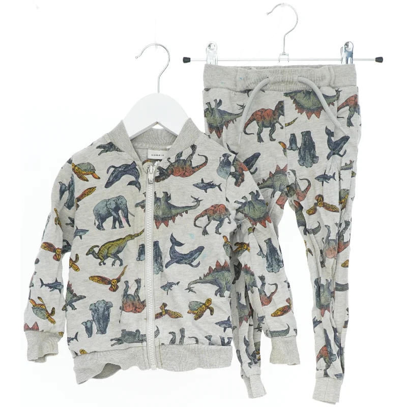 Børnetøj med dinosaurprint fra Name It (str. 92)