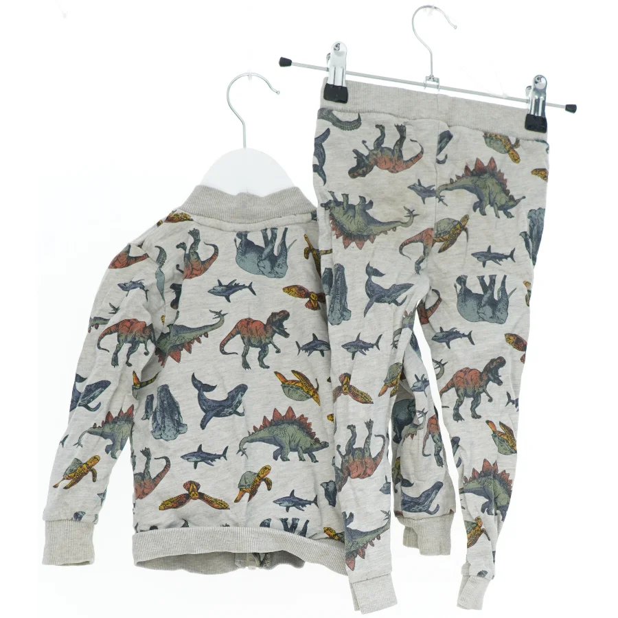 Børnetøj med dinosaurprint fra Name It (str. 92)