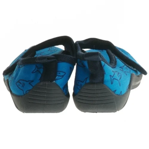 Børnesko med hajmotiv (str. 26 )