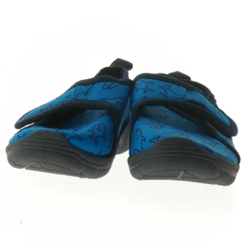 Børnesko med hajmotiv (str. 26 )