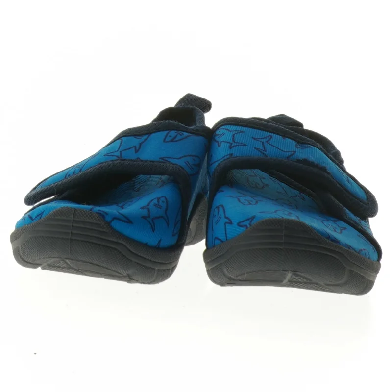 Børnesko med hajmotiv (str. 26 )