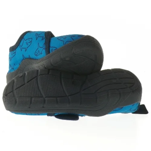 Børnesko med hajmotiv (str. 26 )