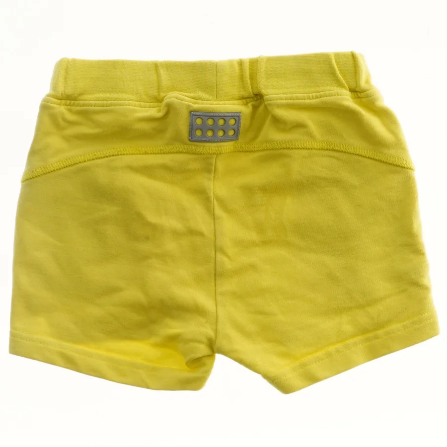 Gule shorts fra Lego (str. 98)