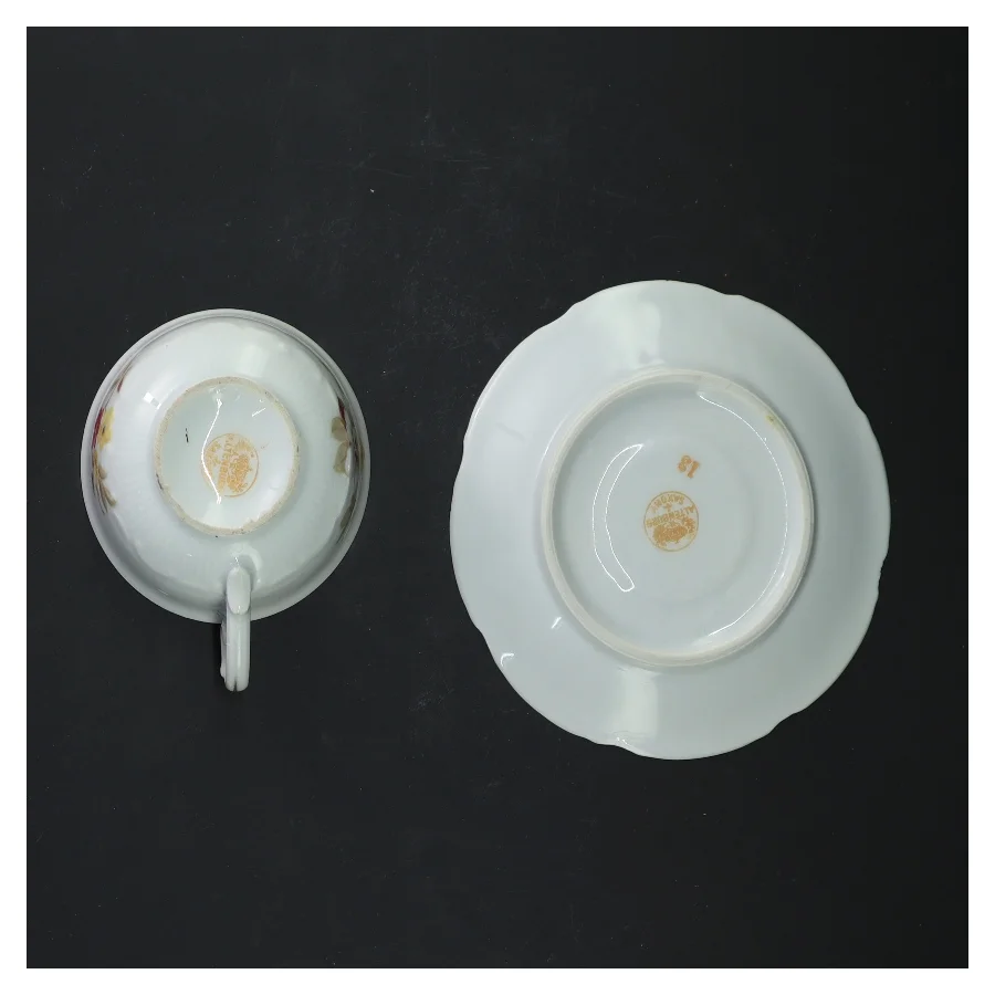 Blomstret porcelænskop med underkop (str. Ø 8,5 og 13 cm)