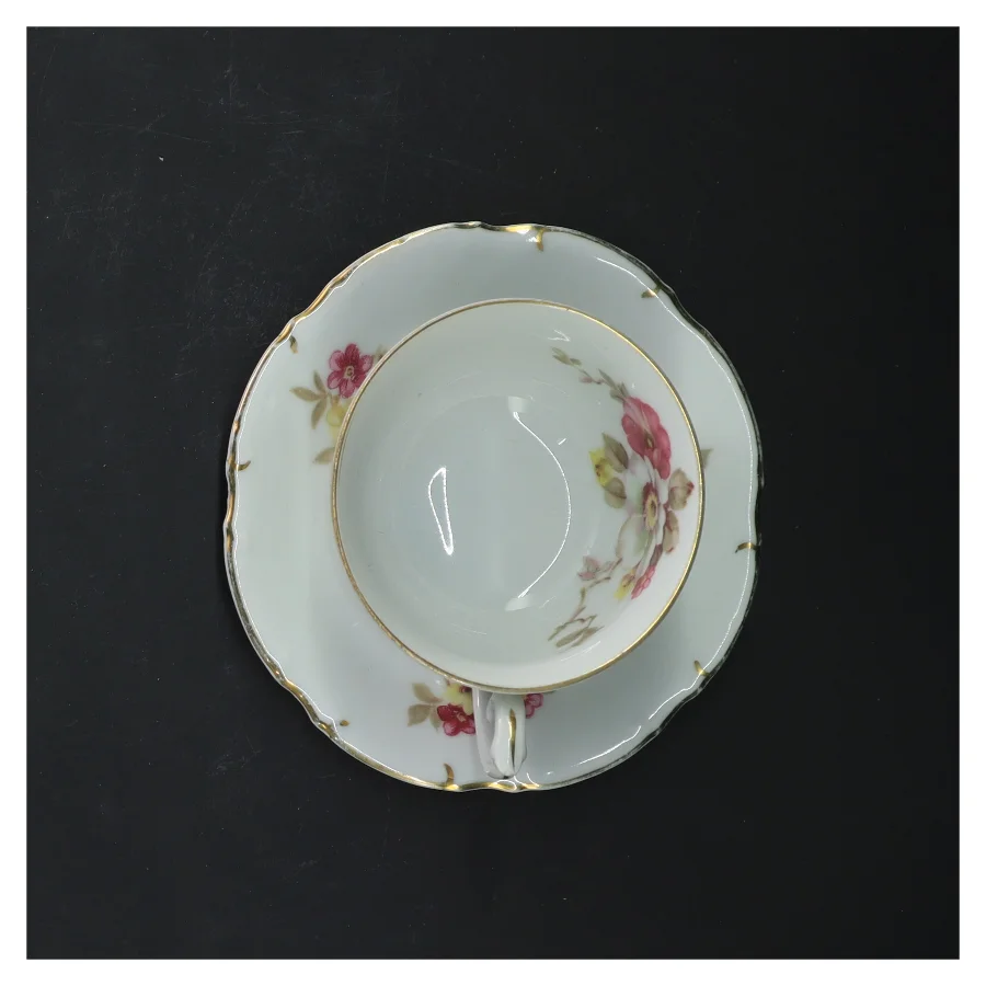 Blomstret porcelænskop med underkop (str. Ø 8,5 og 13 cm)
