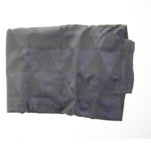 Grå dug med trekantmønster (str. 215x145 cm)