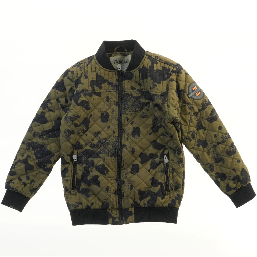 Vatteret jakke med camouflage mønster fra ZigZag (str. 146)