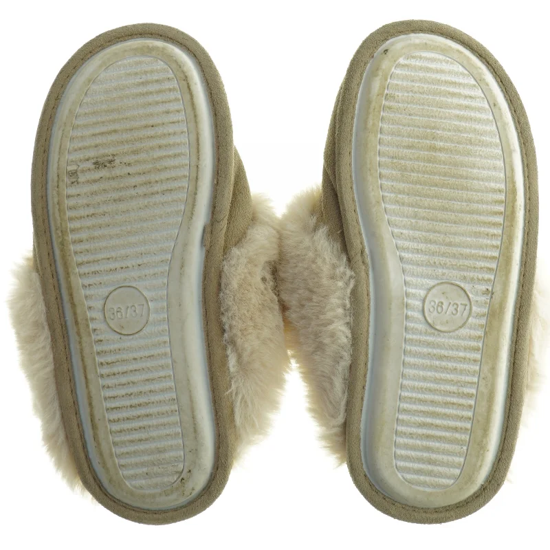 Hjemmesko i fåreskind (str. 36-37)