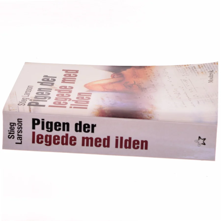 Pigen Der Legede Med Ilden (Millennium, 2. Bind) af Stieg Larsson (Bog)