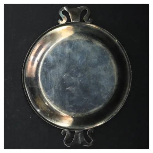 Sølvfarvet metalbakke (str. Ø. 18 cm)