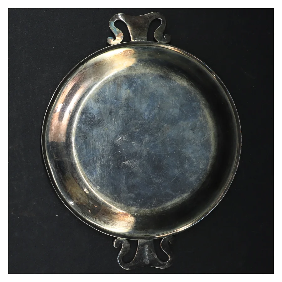 Sølvfarvet metalbakke (str. Ø. 18 cm)