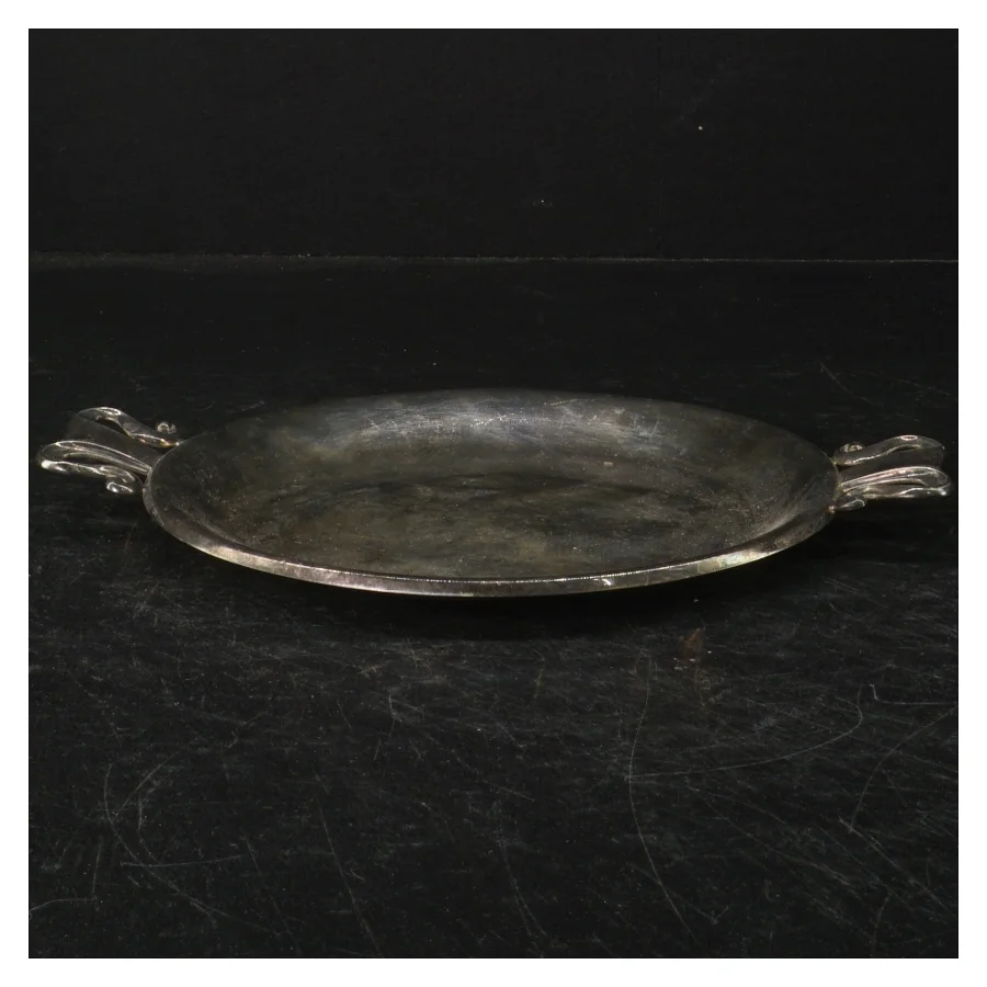 Sølvfarvet metalbakke (str. Ø. 18 cm)