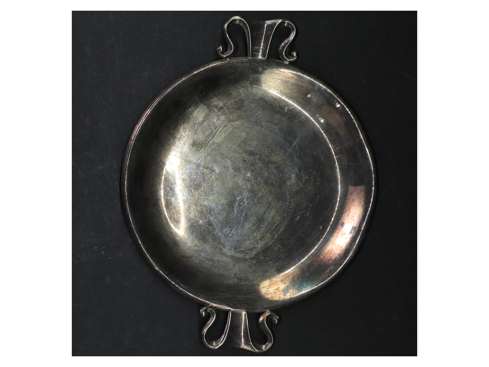 Sølvfarvet metalbakke (str. Ø. 18 cm)