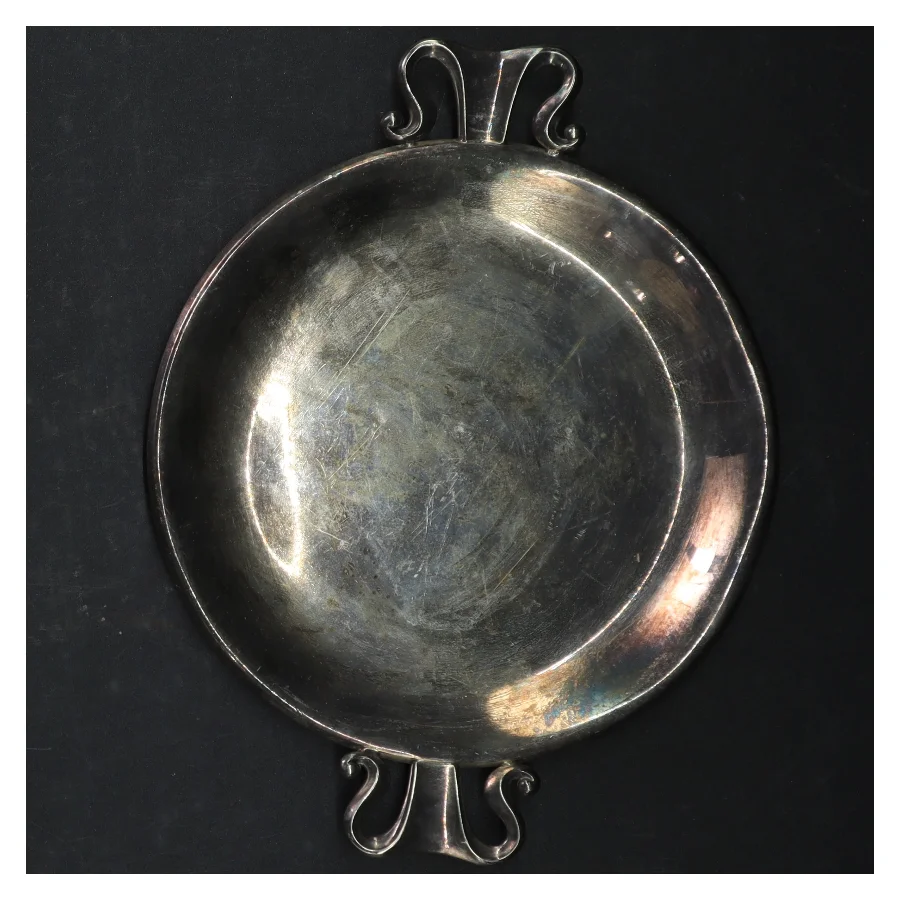 Sølvfarvet metalbakke (str. Ø. 18 cm)