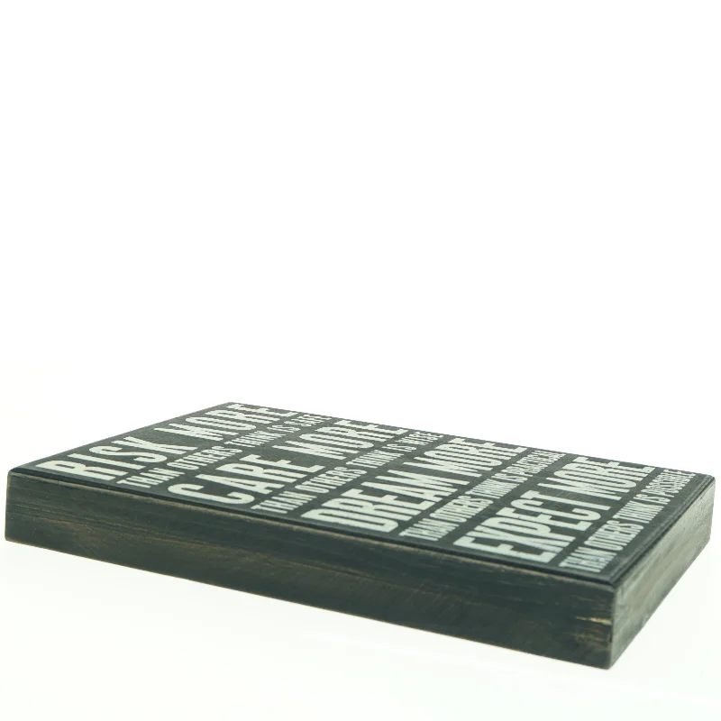 Sort træskilt/ophæng med inspirerende citat. Produkt fra Primitives by Kathy (str. 35 x 25 x 4 cm)