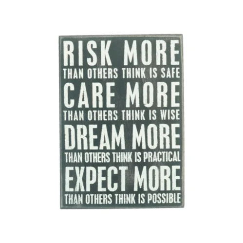 Sort træskilt/ophæng med inspirerende citat. Produkt fra Primitives by Kathy (str. 35 x 25 x 4 cm)