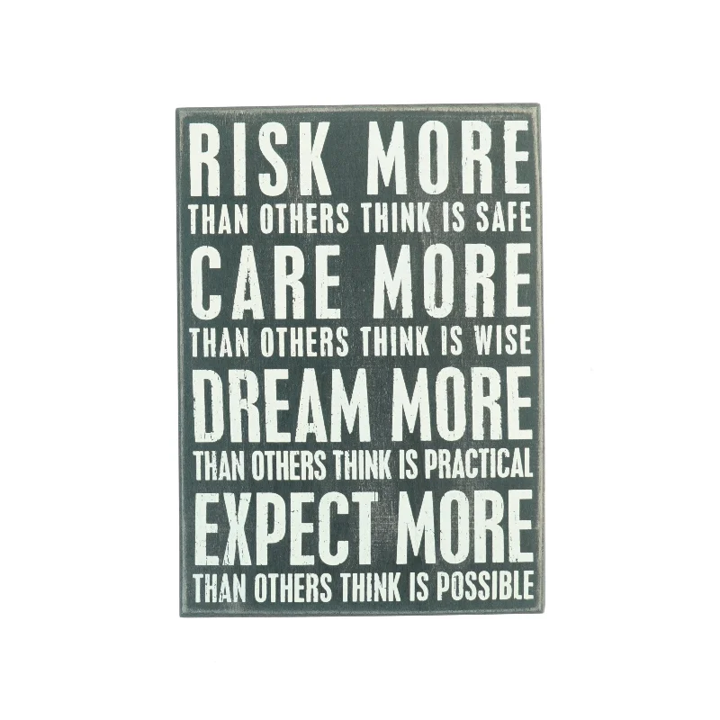 Sort træskilt/ophæng med inspirerende citat. Produkt fra Primitives by Kathy (str. 35 x 25 x 4 cm)