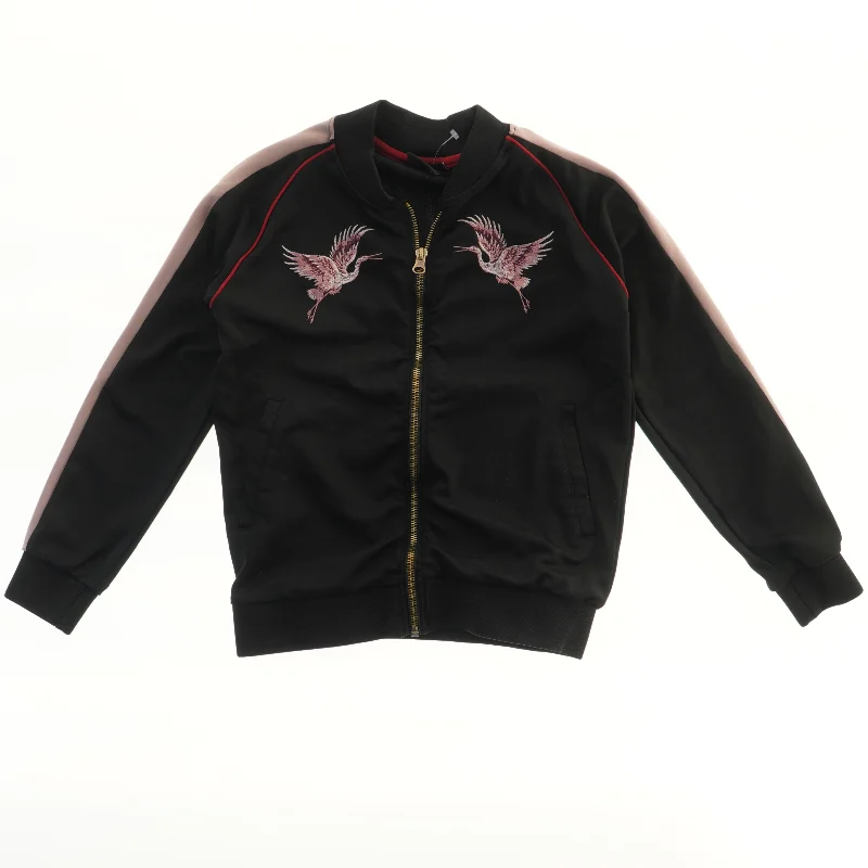 Sort bomberjakke med fuglebroderi fra Sofie Schnoor (str. 140)