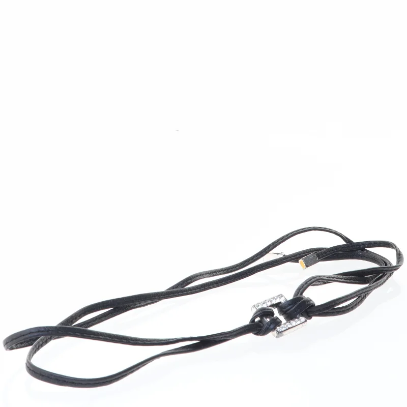 Sort lædersnor med vedhæng (str. 26 cm)