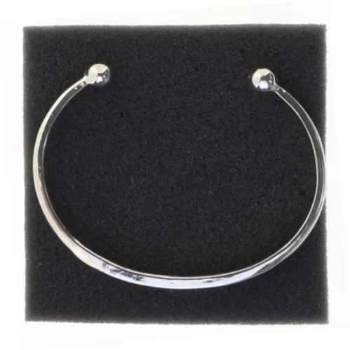 Sølvfarvet armbånd med indgravering (str. Ø 6,5 cm)