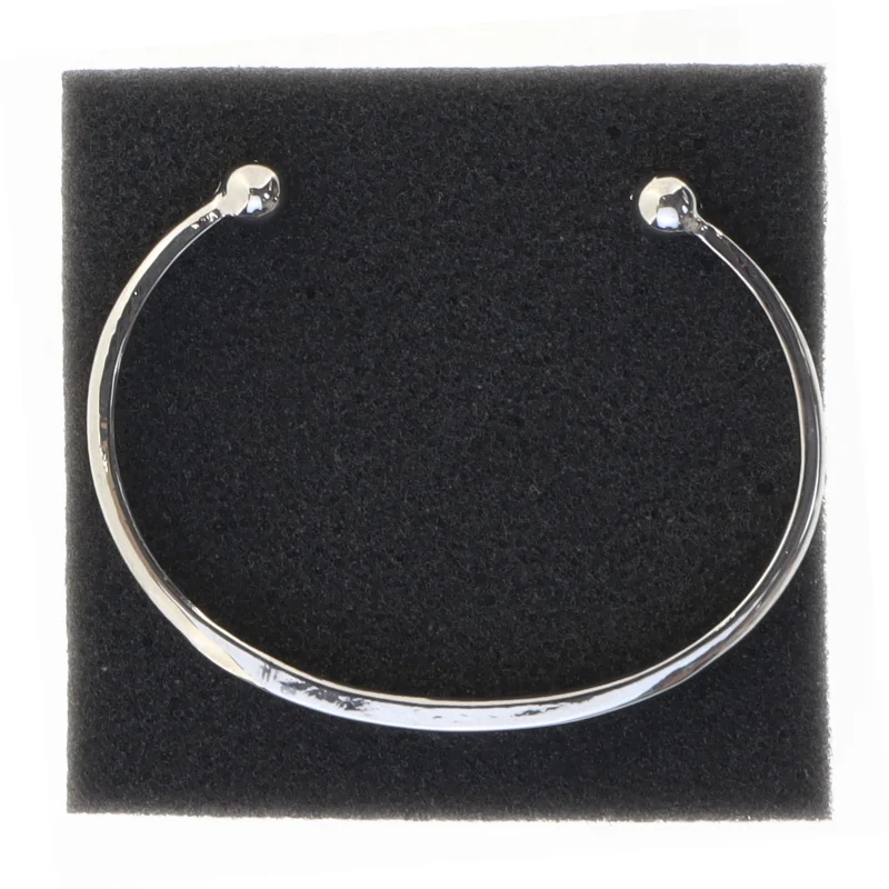 Sølvfarvet armbånd med indgravering (str. Ø 6,5 cm)